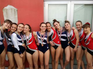 Foto di gruppo per le due squadre dell’Olimpia