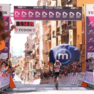 Filippo Agostinacchio vince la sesta tappa del Giro Next Gen. Luke Tuckwell rimane in Maglia Rosa