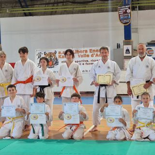 foto (in ordine) di gruppo finale, foto diplomi Dan, con il Maestro Carcassi, foto nuovi allenatori, istruttori e foto diplomi di kyu