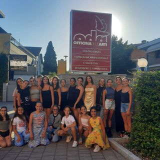 Fila davanti: Giada Gruppusco, Bianca Donati, Lisianne Diotri, Eva Del Frate, Celeste Castagnola, Gloria Raso, Matilde Valentina Cascino. Fila dietro: Serena Spanò, Lucrezia Zampa, Maria Venuti, Lorenzo Bianchi, Matilde Foletto, Cecilia Zoppo, Asia Pession, Emma Lidia Chiabotto, Margherita Fea, Margot Fadda, Elena Aloisio (insegnante e presidente dell’Institut), Lucia Piatti, Silvia Melis (insegnante), Sofia Maria Barmasse