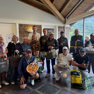 Da sinistra: Elvira Bianchi, Simonetta Manotti, Paola Varda, Darion Barone, Viviana Maria Vallet (Presidentessa della soroptimist sezione vda), Roberto Rossi, Elisabetta Misino, Massimiliano Cadin, Attilio Celesia, Marco Edifizi, (in ginocchio da sinistra) Simone Fiabane, Samuele Fiabane, Leandro Ducly e Fabio Fortin.