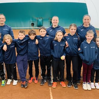 Da sx in piedi: Fabio Paonessa, Kewin Perrin, Julie Brunet, Nicholas Pettenon, André Bionaz, Leonardo Petacchi, Sara Fristachi, Giada Crimiti, Lina Napoletano, Nathalie Viérin, Gisèle Armand Pomat, Armelle Paternolli