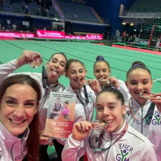 Annie Desandré, prima a destra con le compagne dell’Energym