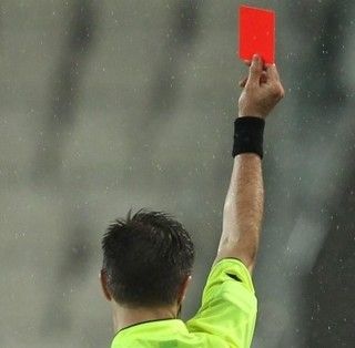 Calcio: Resta un metro e mezzo la distanza minima tra arbitro e giocatore