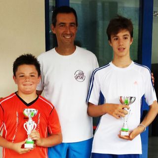 Nella foto Alessandro Lanièce e Vittorio Faletti premiati dal giudice arbitro dopo la finale del torneo Master Series Head under 12 svoltosi presso il Tennis club Verbania.