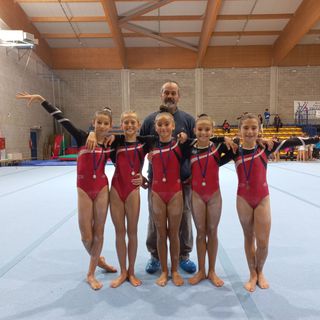 Marta Nieroz, Abigail Martinet, Ginevra Grosso, Annie Desandré e Gaia Petrera con il presidente Olimpia Paolo Moniotto