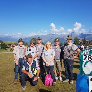 Alcuni degli Alpini e Volontari di Protezione Civile in servizio a Pila (da sx.: Renzo Berthod, René Vilfort (accosciato), Lino Carmello, Dario Guerraz, Gisella Bertinetti, Renato Zambon, Stefano Meroni).