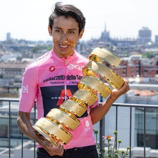 Egan Bernal in Maglia Rosa con il Trofeo Senza Fine