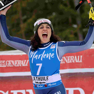 Federica Brignone esulta per Coppa del Mondo Combinata conquista a La Thuile il 29 febbraio