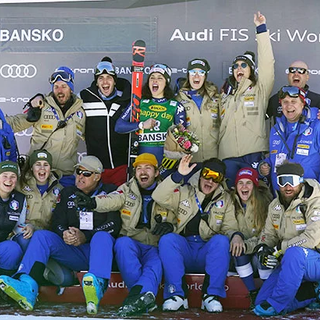Federica Brignone con la squadra azzurra ed i tecnici