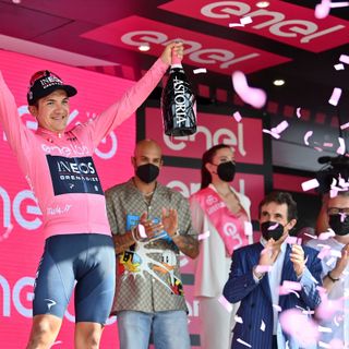 Richard Carapaz premiato sul podio di Torino da Marcell Jacobs, Campione Olimpico dei 100 metri, e da Urbano Cairo, Presidente di RCS MediaGroup