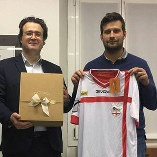 Per Tiramani la maglia bianco rossocrociata della nazionale padana e per Rischio un vino DOC del territorio, un rosso Gattinara