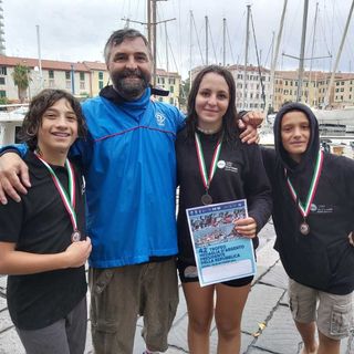 L'allenatore Antonio Marmorino con Edoardo Pogliotti, Lorenzo Imparato e Bianca Marmorino
