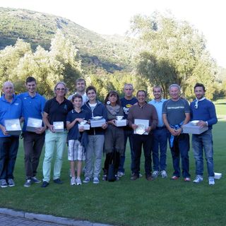 La foto dei premiati nella Coppa del Presidente. Sotto la consegna dei riconoscimenti a Luca Pignataro e Stefano Serravalle