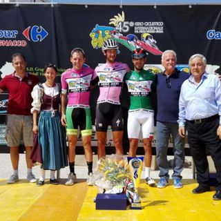 Nella foto ciclocolor.com Cuaz in maglia rosa al termine della prima tappa