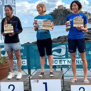Nuoto: La vittoria del cuore per Marie Claire Deanoz che onora il fratello alle gare di Ischia