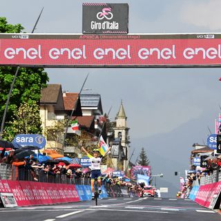 GIRO D'ITALIA: HIRT, UNA PRIMA DA LEGGENDA. LOTTA APERTA PER LA GENERALE CON 4 CORRIDORI IN MENO DI 1'