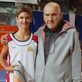 Federico Massone nel corso di una premiazione con il tecnico Gianni Asti