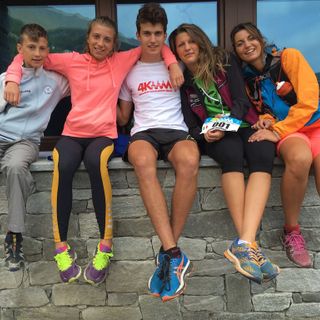I figli di Brunod aspettano il passaggio del papà; da sn Christian, Sophie, Mathieu, Carole, Jasmine