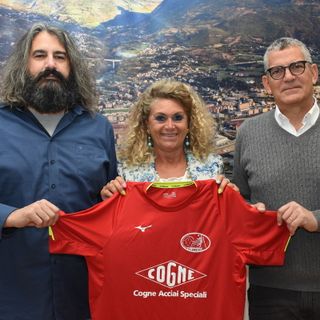 L'allenatore della serie D Ivan Limonet, al centro il Direttore Generale di Cogne Acciai Speciali Monica Pirovano e Fabio Mastrolorenzi, presidente del Cogne Olimpia Volley