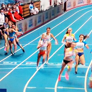Eleonora Marchiando in alto quando riceve il testimone