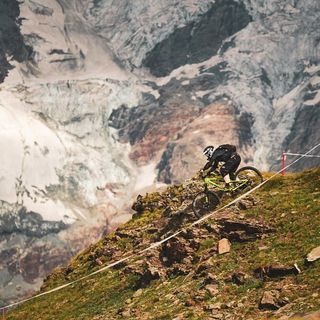 I funamboli della downhill regalano spettacolo nella  tappa della Maxi Avalanche di Breuil-Cervinia