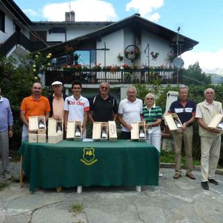 I premiati sui green dell'Arsanieres, da sinistra: Guido Nieroz, Alberto Riconda, Giampaolo Aluigi, Giulio Scopacasa, Franco Marguerettaz, Dario Comé, Augusta Petey, Edy Mauri e Giuseppe Borbey.