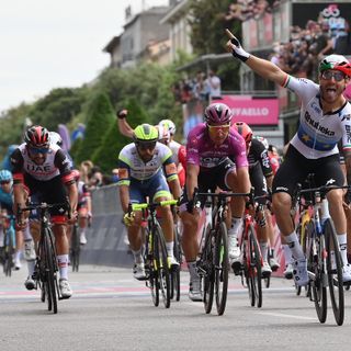 GIRO D'ITALIA: Giacomo Nizzolo vince la tappa 13, Egan Bernal ancora in Maglia Rosa