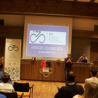 Ciclismo:  Sfilata di campioni e campioncini sul palco della festa del Ciclismo 2023