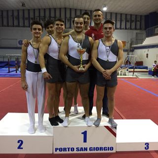 La squadra Junior-Senior maschile sul podio nazionale: Tommaso Morra Di Cella, Alessandro Ledda, Samuele Gallo, Alessandro Presta, Gabriele Lupieri e Davide Gallo con l’istruttore Andrea Dondeynaz