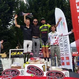 Qui e nella foto sotto i podi Elite e Master della prova di Collombaro
