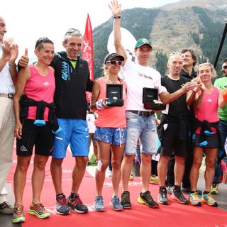 Foto di gruppo degli atleti premiati insieme al concorrente e Presidente della Giunta, Augusto Rollandin (primo da sx)