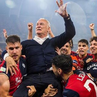 L'allenatore Claudio Ranieri portato in trionfo dopo la promozione in serie A