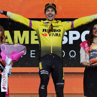 Il Presidente dell'UCI David Lappartient ha premiato la Maglia Rosa Valerio Conti