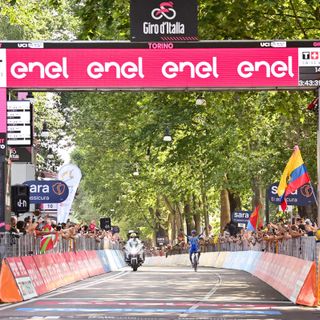 GIRO D'ITALIA: YATES VINCE UNA TAPPA PIROTECNICA, CARAPAZ SI VESTE DI ROSA