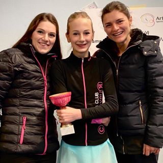 Emilie Tussidor in alto con le sue allenatrici Marika Poli (a sin) e Romina Poli (a dx):