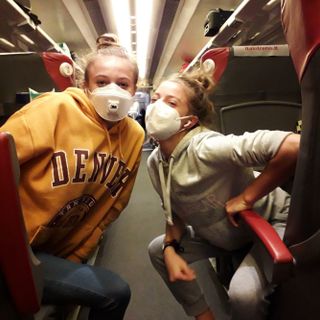 Vittoria Ramanzin e Beatrice Morra Di Cella sul treno per Napoli