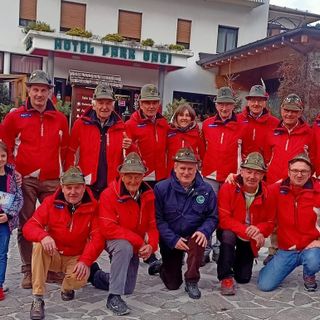 Foto di Gruppo con al centro in giacca blue il responsabile sportivo ana vda il Vicepresidente di coordinamento Edi Aymonod