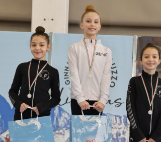 Anita Molinaro (al centro) trionfa con la Gym Aosta a Saluzzo