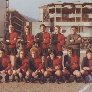 Una delle ultime formazioni della gloriosa Aosta Calcio. Notare le gradinate popolari affollate di tifosi. (MEDIAPOLITIKA.COM di Marco Milan – Foto MEDIAPOLITIKA.COM)