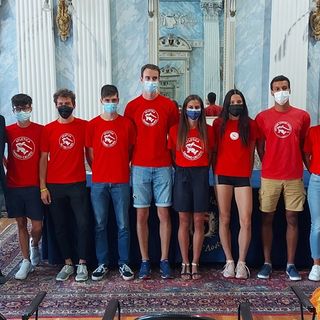 Foto di gruppo per atleti premiati e autorità