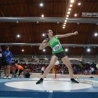 Giulia Zambotto impegnata nel lancio del peso