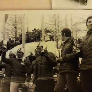 Tonino secondo da destra con in mano la Coppa vinta in un Campionato italiano