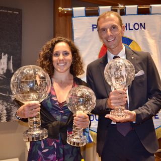 Il giornalista sportivo Luca Casali, moderatore della cerimonia di premiazione, insieme a Federica Brignone