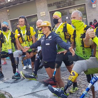 Federica Brignone con gli atleti del Tor in Gamba