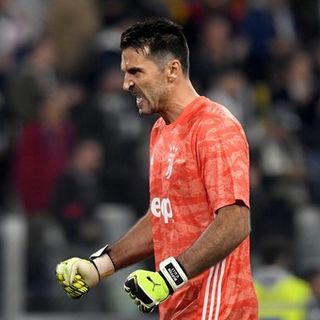 Calcio: Trionfo Juve tra gioia e un velo di tristezza: Buffon alza la coppa e saluta la Signora