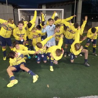 I valdostani 2004 festeggiano il secondo posto posando in versione dab dance