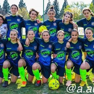 Una storica formazione del calcio femminile Aosta in attività ante pandemia