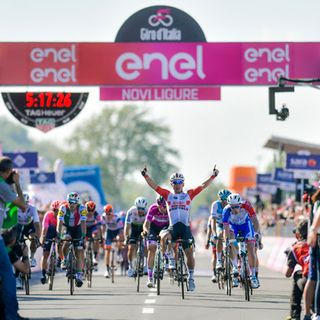 Il Presidente dell'UCI David Lappartient ha premiato la Maglia Rosa Valerio Conti