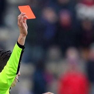 Come sono stati scelti i colori dei cartellini degli arbitri di calcio